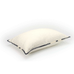 Wit Elitis Hudson sierkussen met subtiel reliëfpatroon en zwarte bies, zijaanzicht.