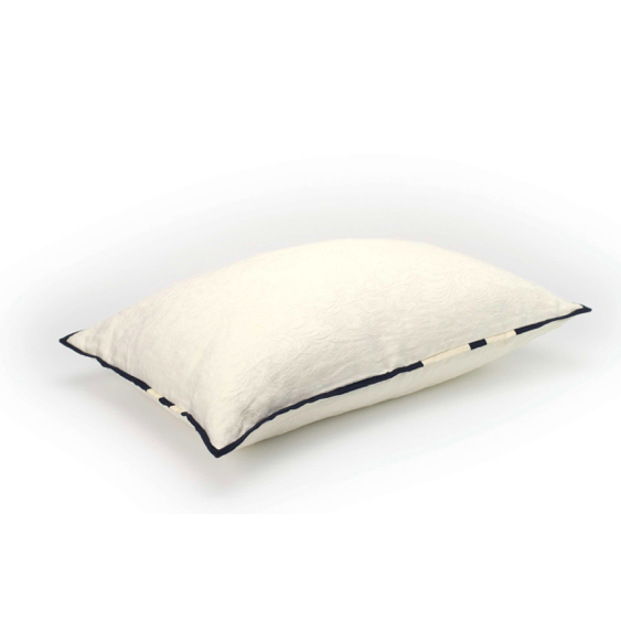 Wit Elitis Hudson sierkussen met subtiel reliëfpatroon en zwarte bies, zijaanzicht.