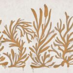 Goudkleurige abstracte zeewierpatronen op een lichtbeige achtergrond in Elitis Kintsugi-stijl.