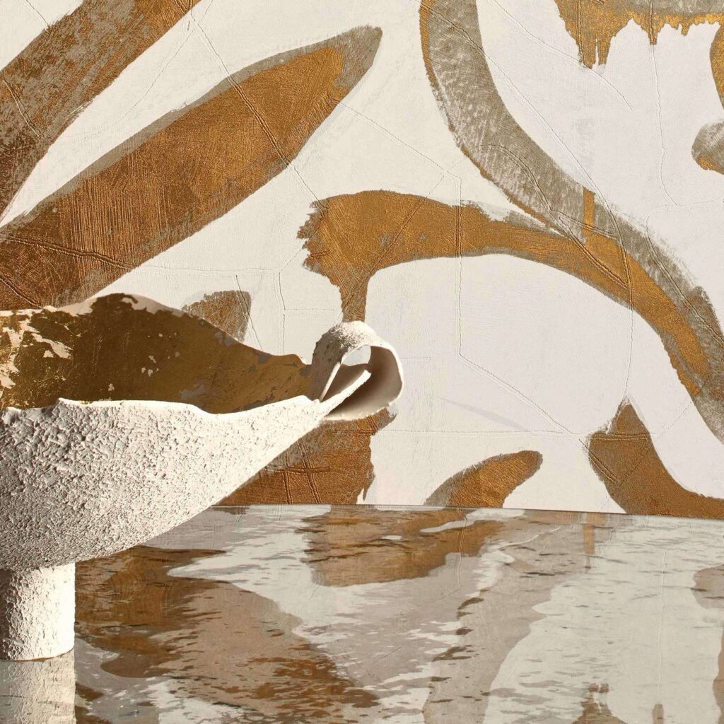 Detail van Elitis Kintsugi Algues Dorées behang met goudkleurige abstracte vormen en een ruwe keramieken schaal op een reflecterend oppervlak.