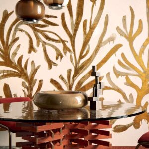 Designinterieur met een ronde tafel, sculpturale decoratie en een wand met goudkleurig Elitis Kintsugi Algues Dorees behang.