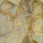 Decoratief wandpaneel Elitis Kintsugi Éclat VP 1022-01 met abstracte gebroken vormen en goudkleurige lijnen.