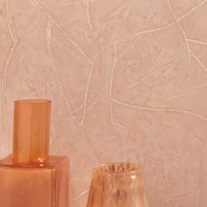 Beige Elitis Kintsugi wandbekleding met subtiel reliëf en oranjetinten decoratieve vazen op de voorgrond.