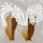 Abstracte illustratie van twee vazen met witte, organisch gevormde bloemen op een beige achtergrond, geïnspireerd op Elitis Kintsugi.