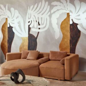 Moderne woonkamer met een bruine leren bank en een Elitis Kintsugi-muur met abstracte vazen en wit-gouden accenten.