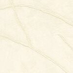 Crèmekleurig Elitis Kintsugi VP 1004 01 behang met een gestructureerd oppervlak en subtiele lijnen die breuklijnen imiteren.