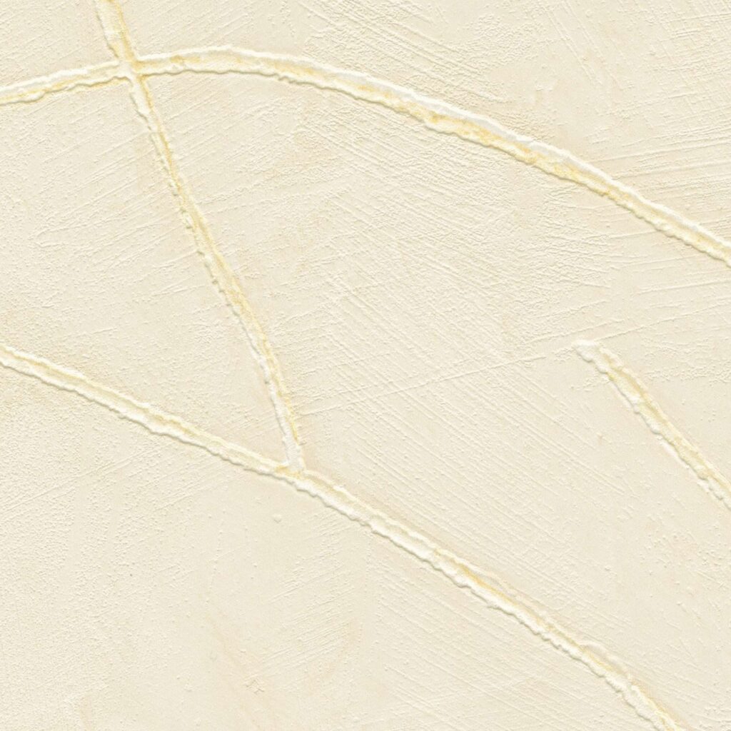 Crèmekleurig Elitis Kintsugi VP 1004 02 behang met subtiele, glanzende lijnen geïnspireerd op Japanse goudreparatie.