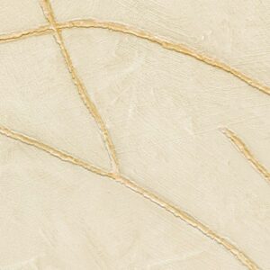 Beige wandbekleding met een textuur van goudkleurige scheuren geïnspireerd op de Japanse kintsugi-techniek.