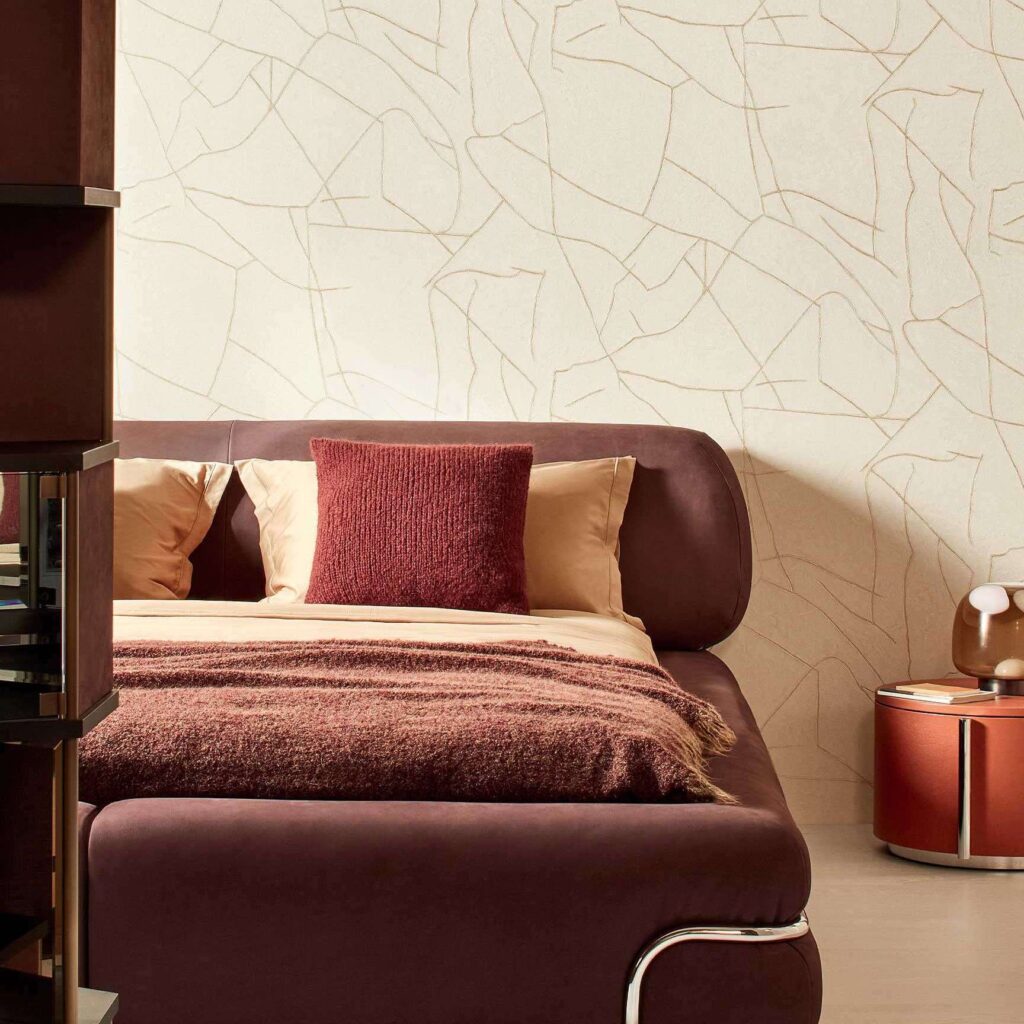 Sfeervolle slaapkamer met een modern Elitis Kintsugi VP 1004-03 behang in beige met goudkleurige lijnen.