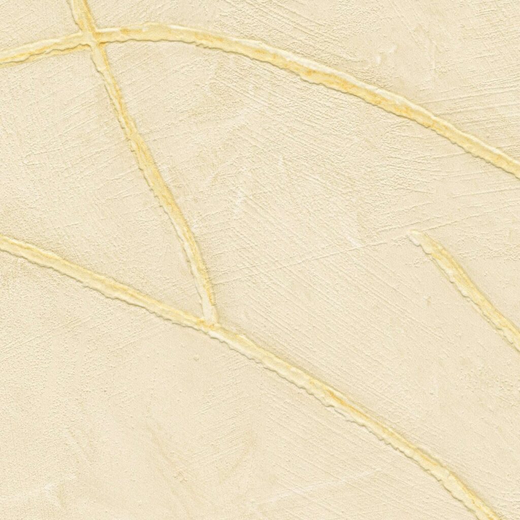 Beige Elitis Kintsugi VP 1004 04 behang met een reliëfstructuur en goudkleurige scheurlijnen.