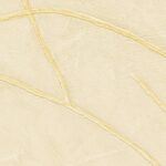 Beige Elitis Kintsugi VP 1004 04 behang met een reliëfstructuur en goudkleurige scheurlijnen.