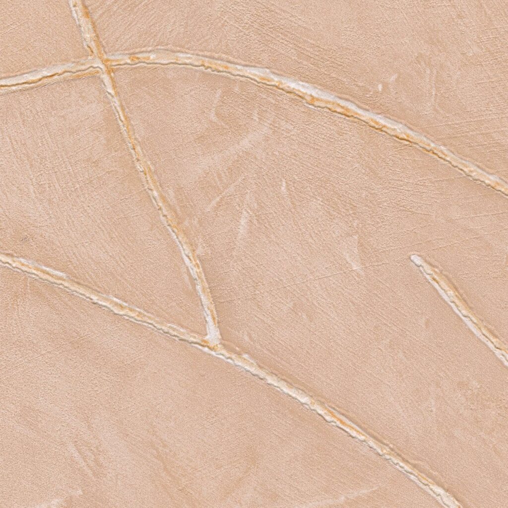 Beige Elitis Kintsugi VP 1004-11 behang met subtiele reliëflijnen en een breukpatroon geïnspireerd op Japanse kintsugi-techniek.