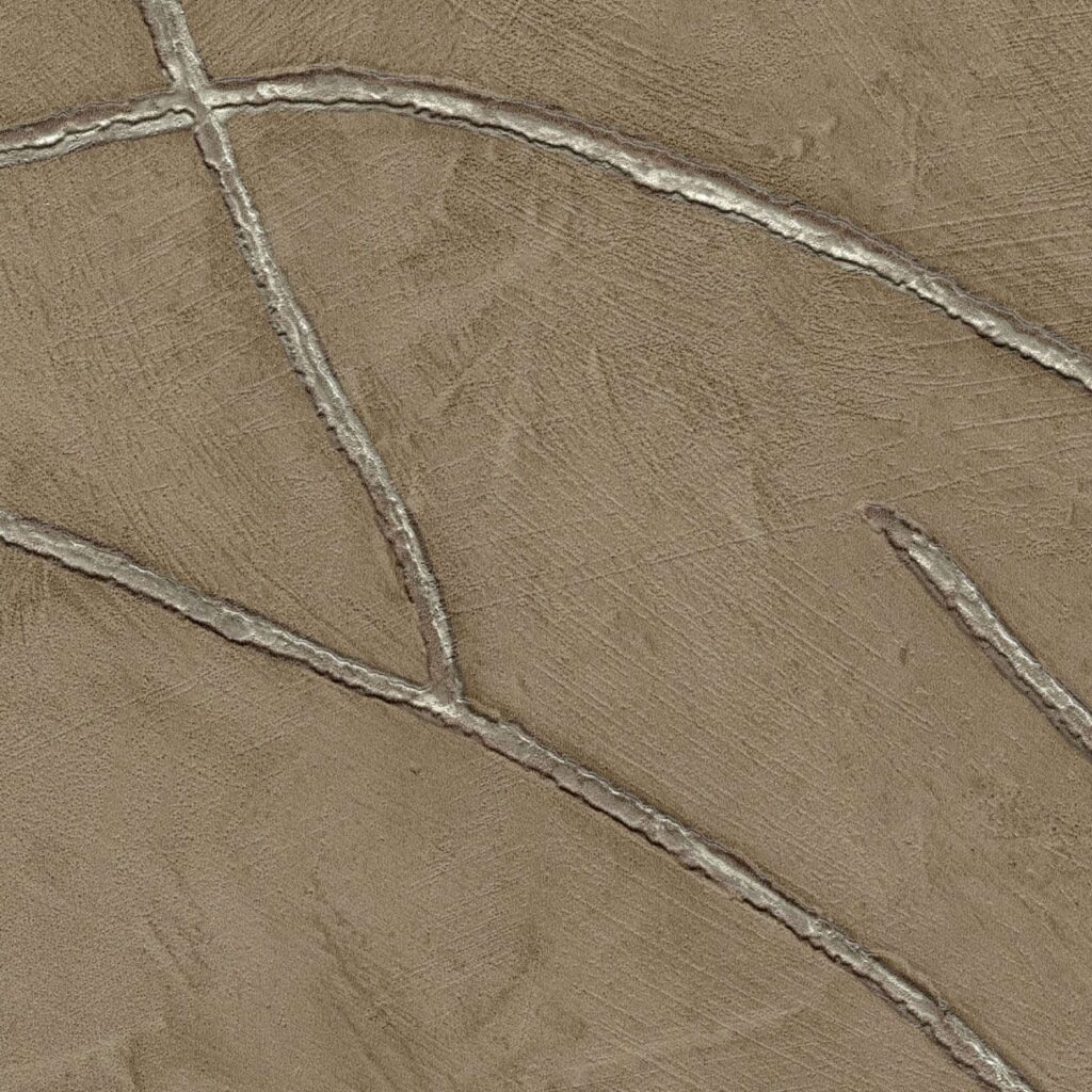 Beige Elitis Kintsugi VP 1004 15 behang met glanzende, zilverkleurige breuklijnen in kintsugi-stijl.