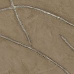 Beige Elitis Kintsugi VP 1004 15 behang met glanzende, zilverkleurige breuklijnen in kintsugi-stijl.