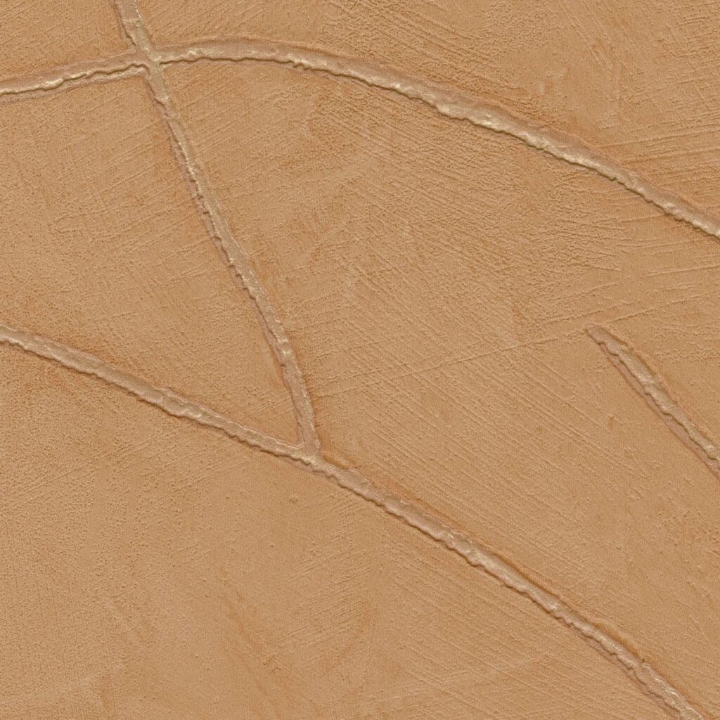 Beige Elitis Kintsugi VP 1004-21 behang met een reliëfstructuur en metallic scheurpatroon.