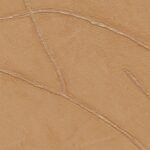 Beige Elitis Kintsugi VP 1004-21 behang met een reliëfstructuur en metallic scheurpatroon.