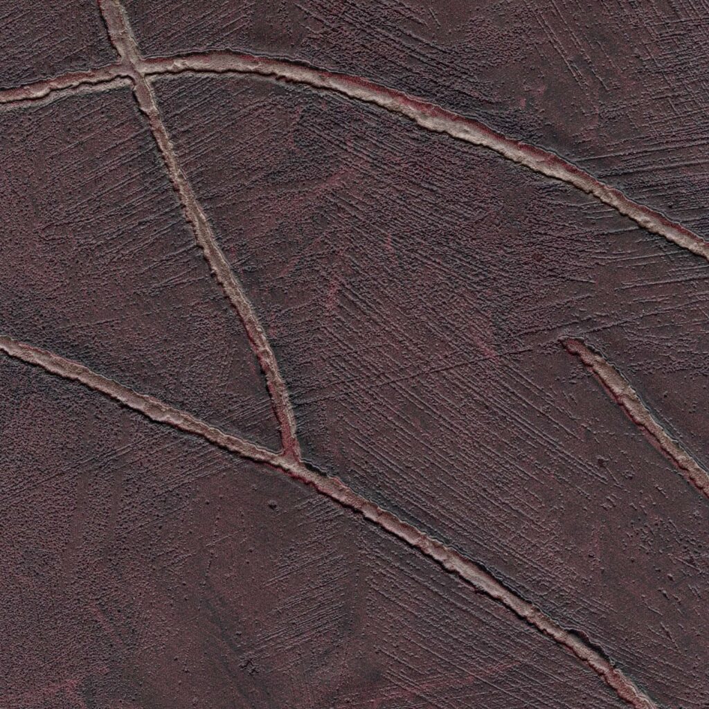 Close-up van Elitis Kintsugi VP 1004 31 behang met een donkerbruin oppervlak en metallic goudkleurige scheuraccenten.