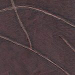 Close-up van Elitis Kintsugi VP 1004 31 behang met een donkerbruin oppervlak en metallic goudkleurige scheuraccenten.