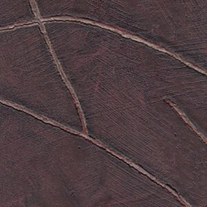 Close-up van Elitis Kintsugi VP 1004 31 behang met een donkerbruin oppervlak en metallic goudkleurige scheuraccenten.