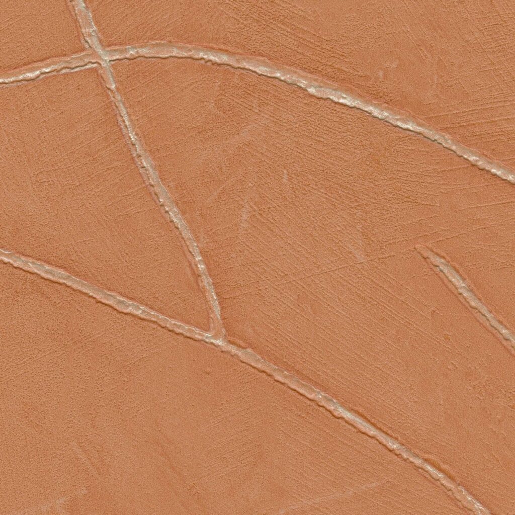Detail van Elitis Kintsugi VP 1004-35 behang met een terracotta textuur en metallic lijnen die breuken imiteren.