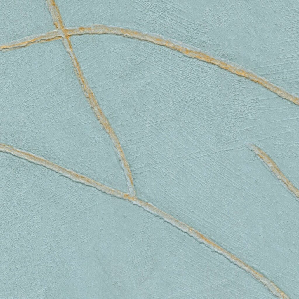 Lichtblauw Elitis Kintsugi VP 1004-40 behang met goudkleurige scheuraccenten in Japanse stijl.
