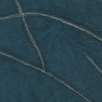 Donkerblauw Elitis Kintsugi VP 1004 41 behang met reliëf en metallic lijnen geïnspireerd op Japanse breukpatronen.