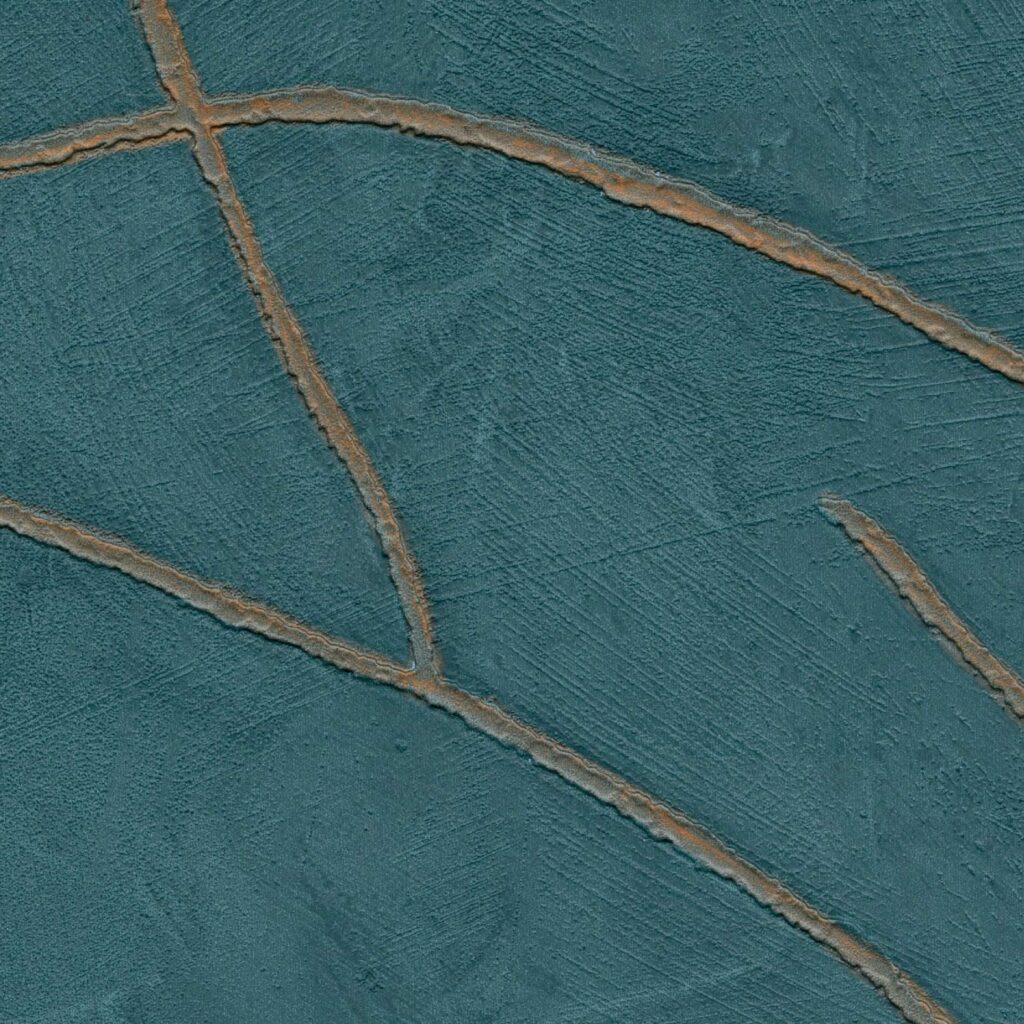 Donkergroen Elitis Kintsugi behang met reliëfstructuur en koperkleurige breuklijnen in Japans geïnspireerd design.