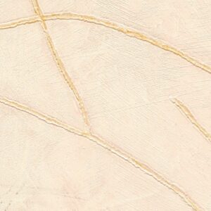 Beige Elitis Kintsugi VP 1004 52 behang met een textuur van subtiele goudkleurige scheurlijnen.