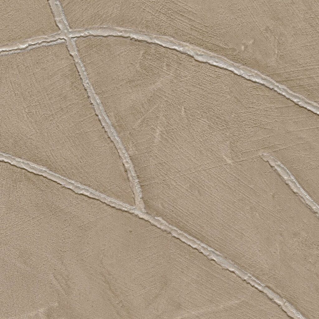 Beige Elitis Kintsugi VP 1004-61 behang met glanzende, onregelmatige lijnen die doen denken aan goudreparaties.