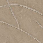 Beige Elitis Kintsugi VP 1004-61 behang met glanzende, onregelmatige lijnen die doen denken aan goudreparaties.
