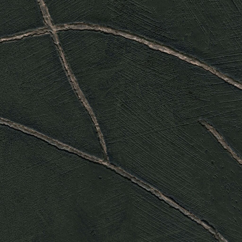 Donkergroen Elitis Kintsugi behang met metallic scheurpatroon en textuur.