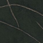Donkergroen Elitis Kintsugi behang met metallic scheurpatroon en textuur.