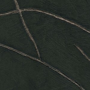 Donkergroen Elitis Kintsugi behang met metallic scheurpatroon en textuur.