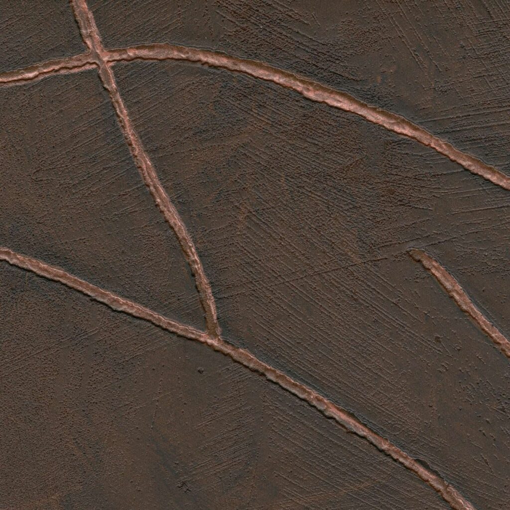 Donkerbruin Elitis Kintsugi VP 1004 70 behang met reliëf en metallic koperkleurige kintsugi-lijnen.