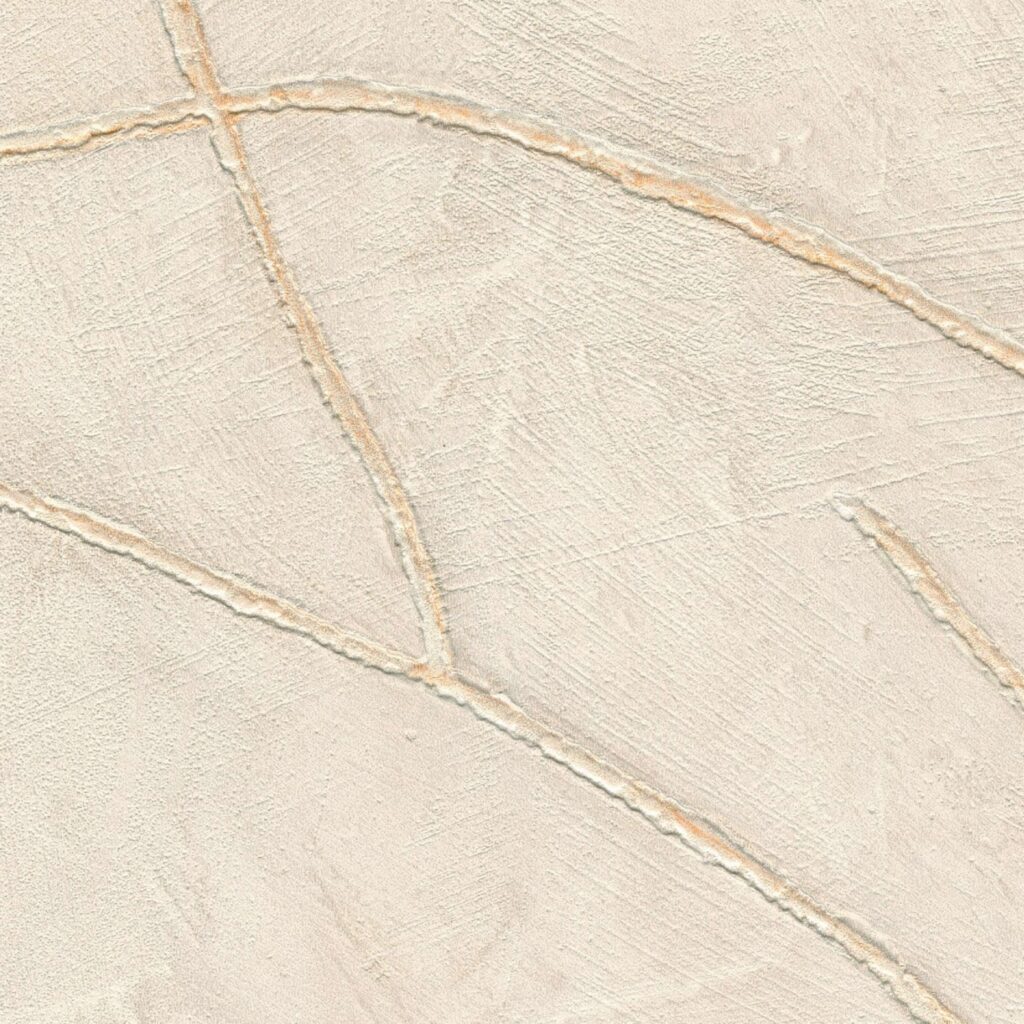 Crèmekleurig Elitis Kintsugi behang met een textuur van opvallende, goudbeige scheurlijnen geïnspireerd op Japanse reparatiekunst.
