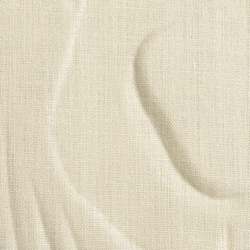 Beige textielstructuur met subtiele reliëfpatronen uit de Elitis Le Jardin d'Aloès Colosse Fruitier linnencollectie.