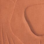 Close-up van een textieloppervlak met reliëf in een warme terracottatint uit de Elitis Le Jardin d’Aloès Colosse Fruitier collectie.