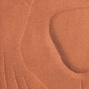 Close-up van een textieloppervlak met reliëf in een warme terracottatint uit de Elitis Le Jardin d’Aloès Colosse Fruitier collectie.