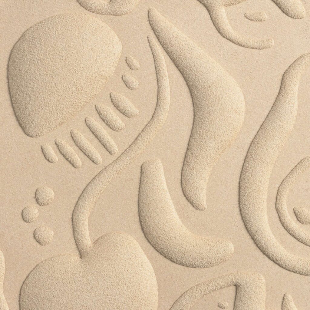 Reliëfstructuur van abstracte en organische vormen in beige dessin uit de Elitis Le Jardin d'Aloès collectie.