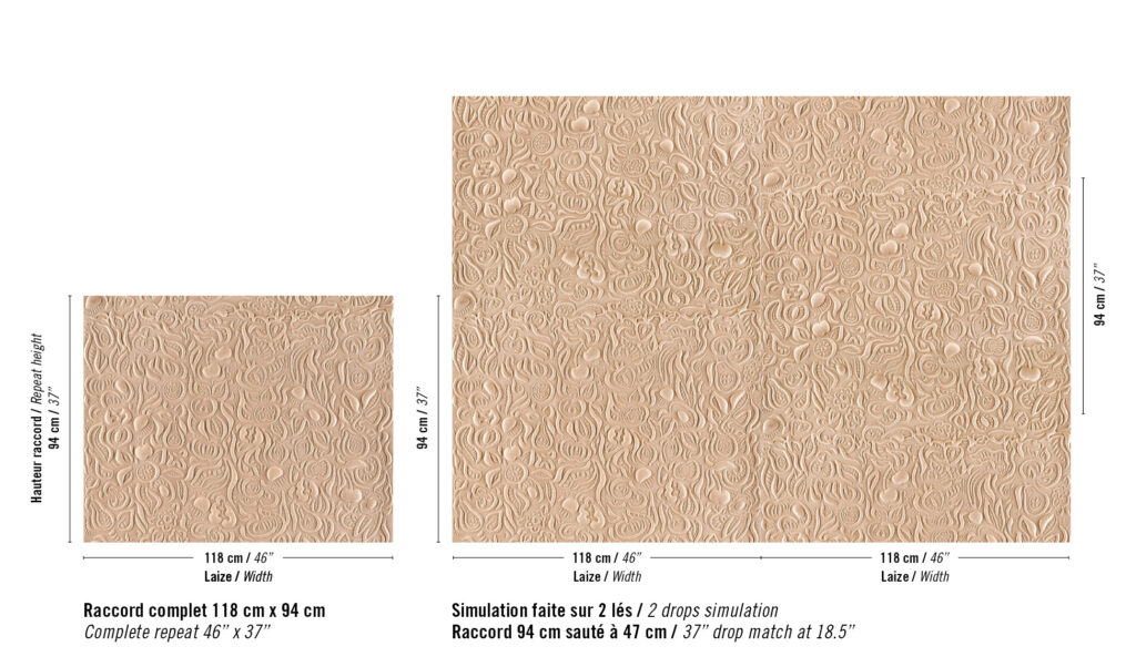 Beige wandbekleding met een reliëfpatroon van het Elitis Le Jardin d’Aloès ontwerp, getoond in volledige herhaling en simulatie met twee banen.