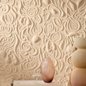 Beige 3D-behang met abstract reliëfpatroon uit de Elitis Le Jardin d’Aloès collectie, met decoratieve vazen op de voorgrond.
