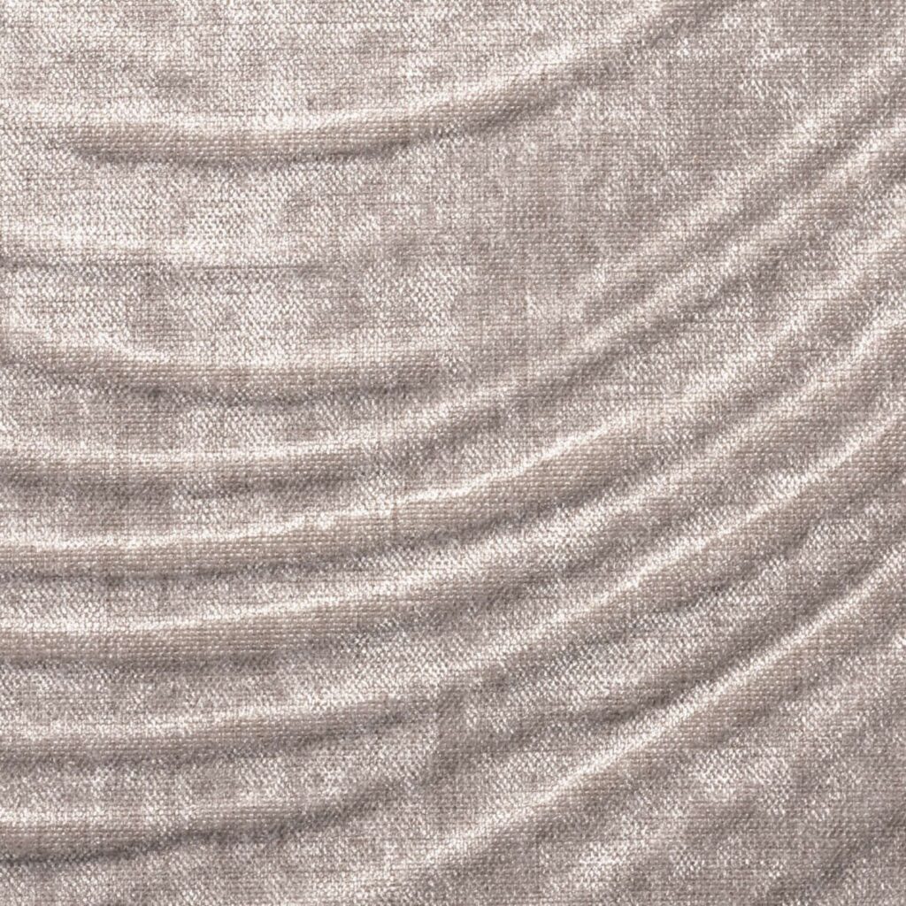 Textielpatroon uit de Elitis Le Jardin d’Aloès collectie met golvende, zachte structuur in beige en zilverachtige tinten.