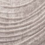 Textielpatroon uit de Elitis Le Jardin d’Aloès collectie met golvende, zachte structuur in beige en zilverachtige tinten.