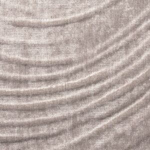 Textielpatroon uit de Elitis Le Jardin d’Aloès collectie met golvende, zachte structuur in beige en zilverachtige tinten.