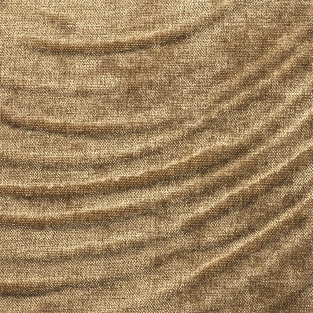 Textuur van Elitis Le Jardin d’Aloès Palimpseste RM 1092-11 behang met goudbruine golvende linnenstructuur.