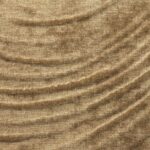 Textuur van Elitis Le Jardin d’Aloès Palimpseste RM 1092-11 behang met goudbruine golvende linnenstructuur.