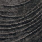 Donkergrijze Elitis Le Jardin d’Aloès Palimpseste RM 1092-80 stof met golvende textuur en fluweelachtig oppervlak.