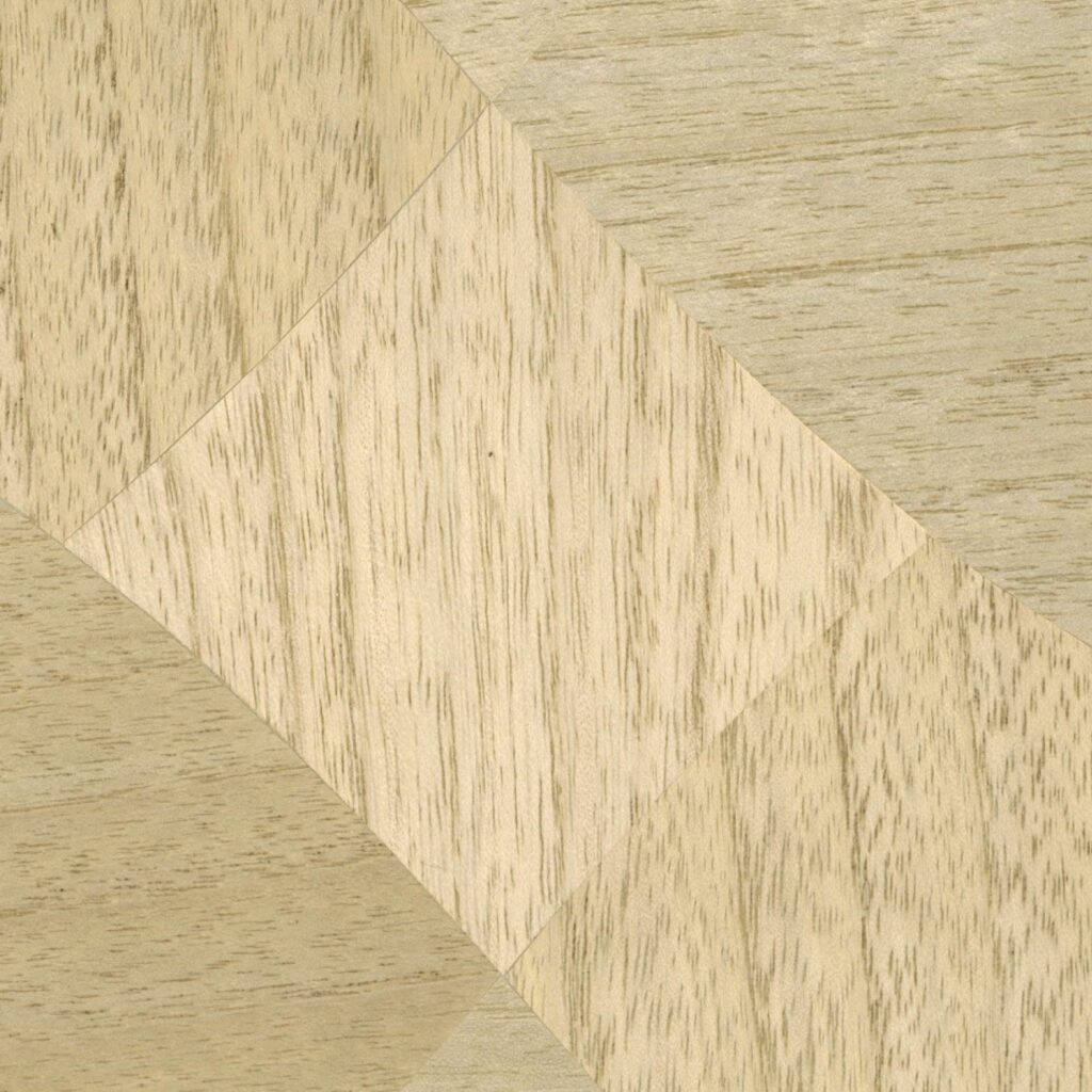 Beige en lichtbruin behang met houtstructuur en geometrisch dambordpatroon uit de Elitis Le Jeu de Dame Marqueteries collectie.