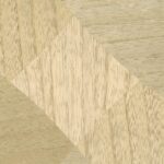 Beige en lichtbruin behang met houtstructuur en geometrisch dambordpatroon uit de Elitis Le Jeu de Dame Marqueteries collectie.