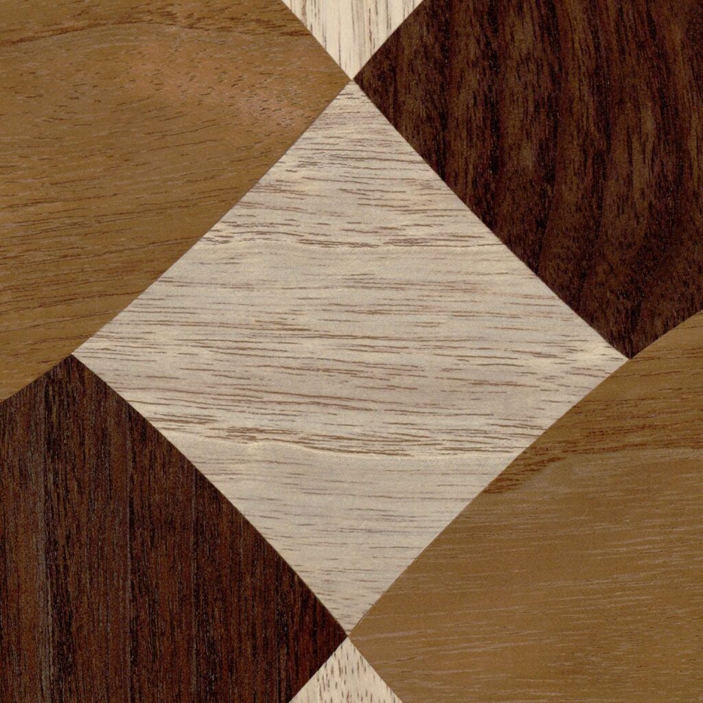 Detail van het Elitis Le Jeu de Dame RM 1039 70 Marqueteries behang met een geometrisch patroon van houtfineer in verschillende bruintinten.